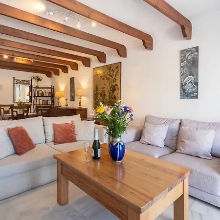 Comfortable Yacht Club Apartment